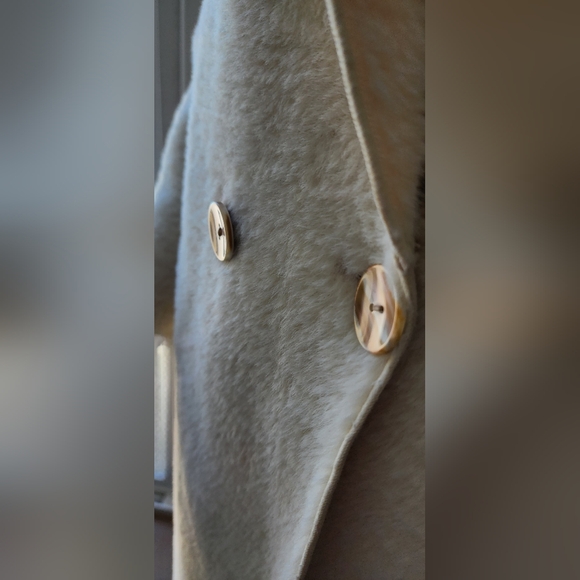 Luxurious Ivory Faux Fur Coat L - XL! - Picture 8 of 13